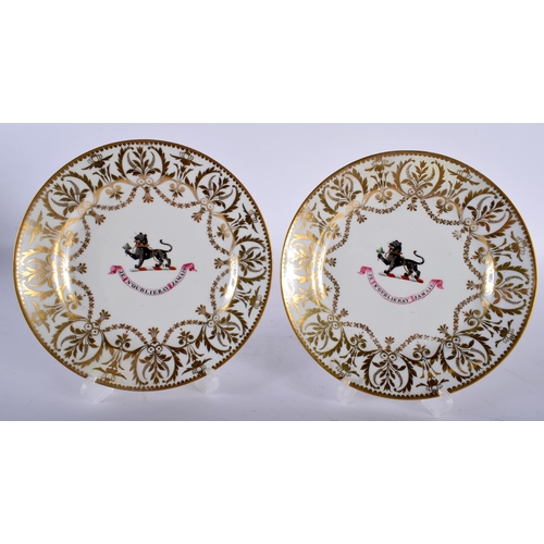 499 - A PAIR OF LATE 18TH CENTURY CHAMBERLAINS WORCESTER ARMORIAL PLATES painted under a richly gild borde... 