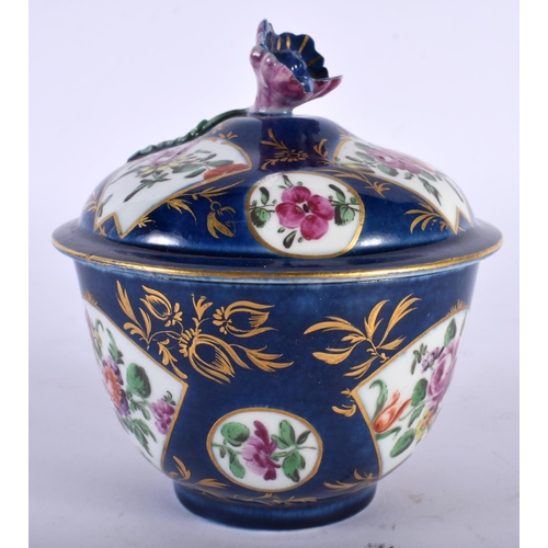 500 - AN 18TH CENTURY WORCESTER BLUE SCALE PORCELAIN SUCRIER AND COVER painted with flowers. 11 cm diamete... 