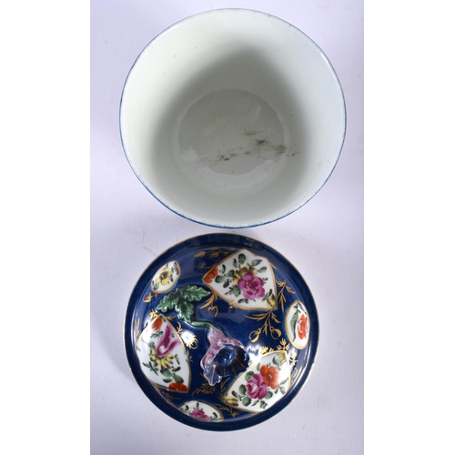 500 - AN 18TH CENTURY WORCESTER BLUE SCALE PORCELAIN SUCRIER AND COVER painted with flowers. 11 cm diamete... 