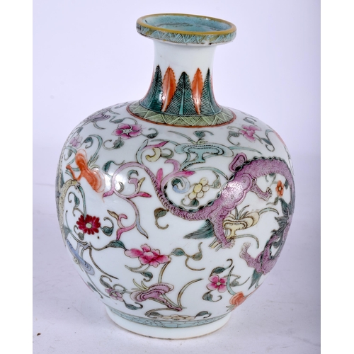 51 - A FINE 19TH CENTURY CHINESE FAMILLE ROSE BULBOUS PORCELAIN VASE Qing, painted with stylised dragons ... 