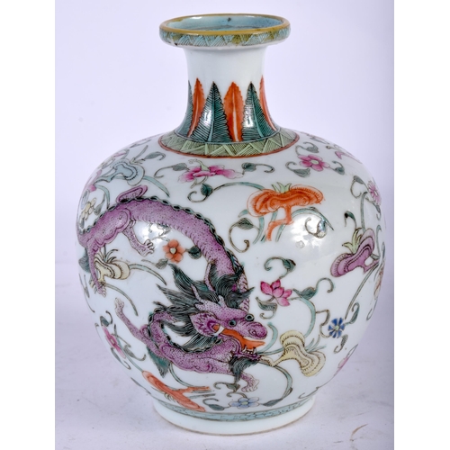 51 - A FINE 19TH CENTURY CHINESE FAMILLE ROSE BULBOUS PORCELAIN VASE Qing, painted with stylised dragons ... 