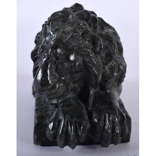 515E - A 19TH CENTURY ITALIAN GRAND TOUR CARVED SERPENTINE FIGURE OF A LION. 12 cm x 7 cm.