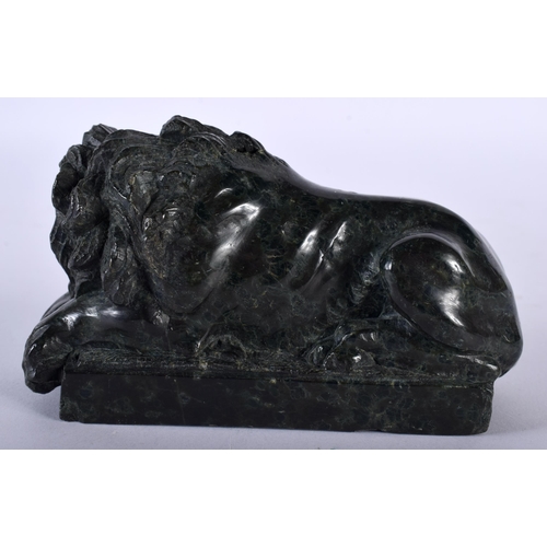 515E - A 19TH CENTURY ITALIAN GRAND TOUR CARVED SERPENTINE FIGURE OF A LION. 12 cm x 7 cm.