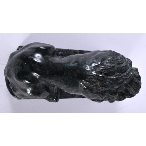 515E - A 19TH CENTURY ITALIAN GRAND TOUR CARVED SERPENTINE FIGURE OF A LION. 12 cm x 7 cm.