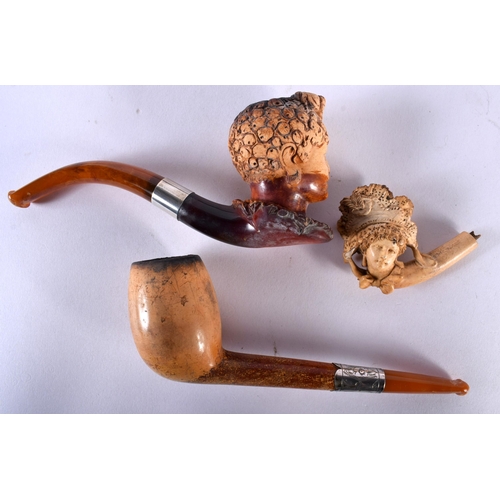 517A - A COLLECTION OF ANTIQUE MEERSCHAUM PIPES in various forms and sizes. Largest 16 cm wide. (qty)