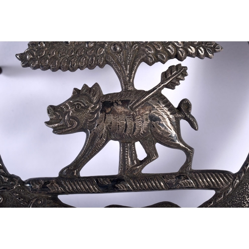 518E - A LARGE ANTIQUE SCOTTISH DAT GLORIA VIRES MILITARY BADGE of large proportions. 17 cm x 12 cm.