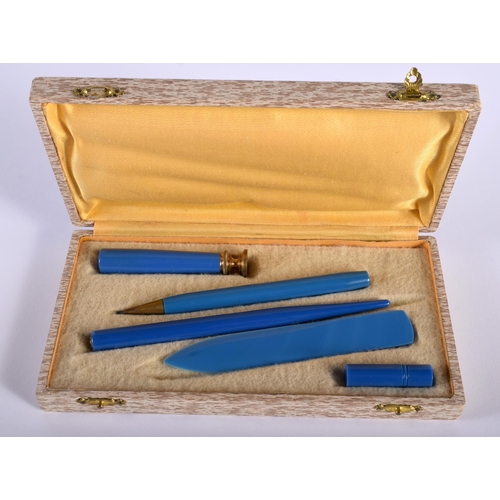 522A - AN ART DECO BLUE BAKELITE PEN SET. Box 17 cm x 9 cm.