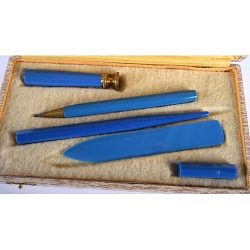 522A - AN ART DECO BLUE BAKELITE PEN SET. Box 17 cm x 9 cm.