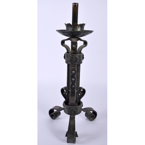 523D - AN ARTS AND CRAFTS STYLE ANTIQUE WROUGHT IRON CANDLESTICK. 28 cm high.