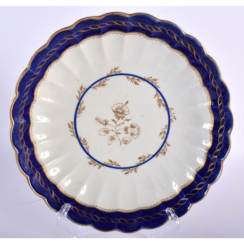 524C - A LARGE 18TH CENTURY CAUGHLEY OR WORCESTER FLUTED DISH together with a Chamberstick C1820 & pair of ... 