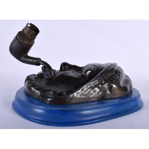 527 - A RARE 19TH CENTURY EUROPEAN SMOKING FISHERMAN PIPE LAMP. 21 cm x 18 cm.