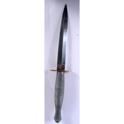 537 - A MILITARY SPECIAL SERVICE KNIFE. 27 cm long.