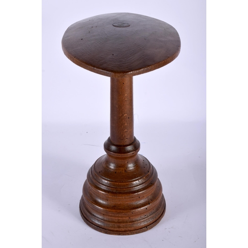 559 - AN ANTIQUE CARVED WOOD WIG OR HAT STAND. 27 cm x 20 cm.