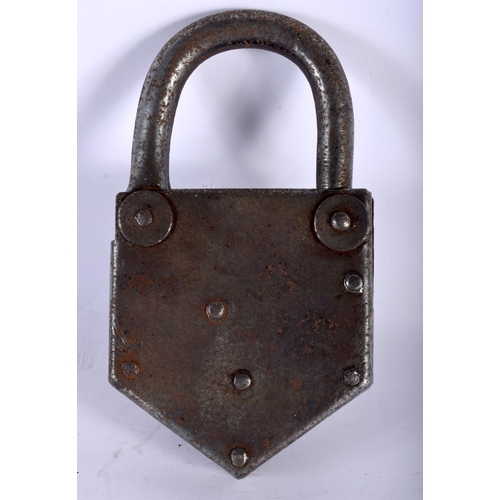 569 - AN EARLY IRON LOCK AND KEY. 15 cm x 10 cm.