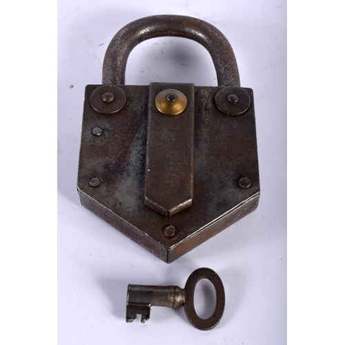 569 - AN EARLY IRON LOCK AND KEY. 15 cm x 10 cm.