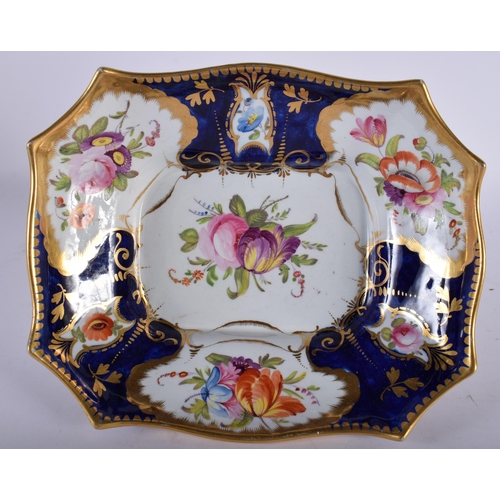 616 - A FINE EARLY 19TH CENTURY COALPORT PORCELAIN DINNER SERVICE comprising of twelve plates, two tureens... 