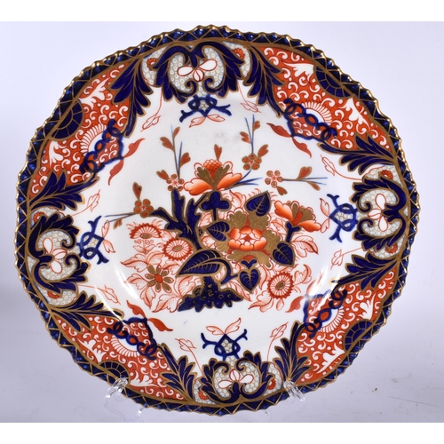 623 - A MID 19TH CENTURY DERBY IMARI PORCELAIN SCALLOPED CABINET PLATE together with a smaller imari green... 