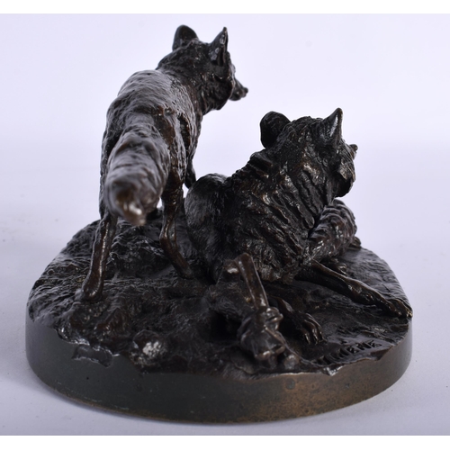 683 - After P J Mene (19th Century) Bronze, Two foxes. 17 cm wide.