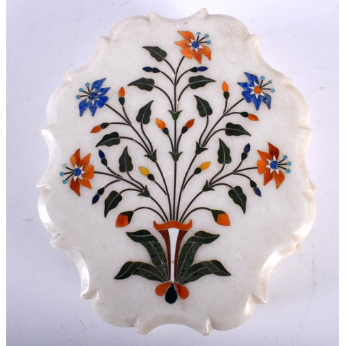 696 - AN INDIAN AGRA MARBLE MIXED HARDSTONE BOX AND COVER decorative with flowers. 17 cm x 14 cm.