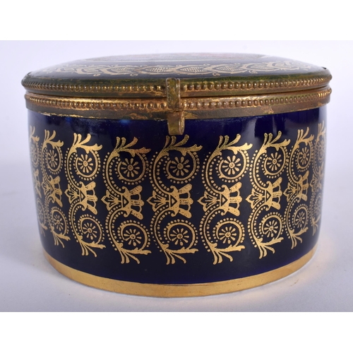 708 - A GERMAN PORCELAIN BOX. 10 cm diameter.