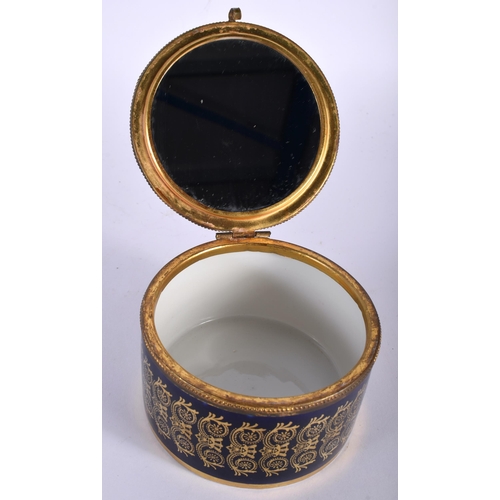 708 - A GERMAN PORCELAIN BOX. 10 cm diameter.