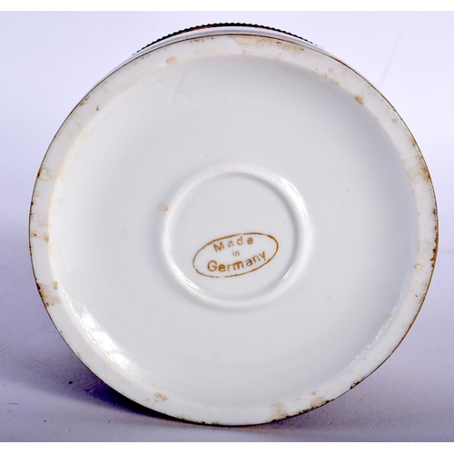 708 - A GERMAN PORCELAIN BOX. 10 cm diameter.