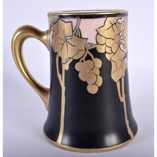 7 - AN ART NOUVEAU LIMOGES PORCELAIN TANKARD painted with grape vines. 14 cm high.