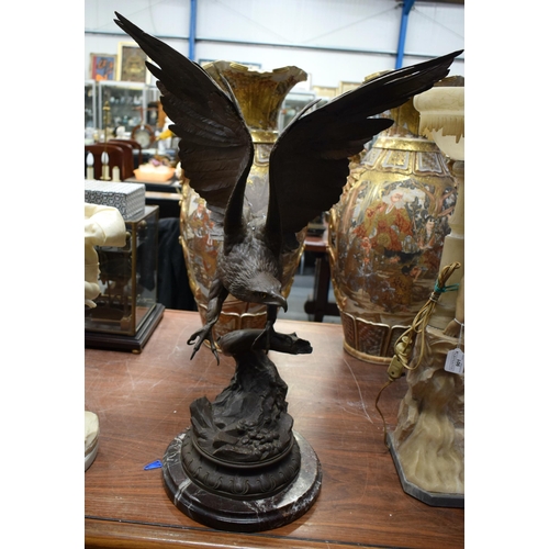 902 - A LARGE ANTIQUE BRONZE AND MARBLE EAGLE. 75 cm x 40 cm.