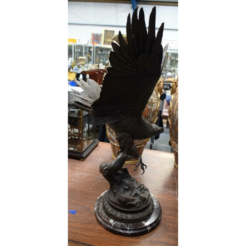 902 - A LARGE ANTIQUE BRONZE AND MARBLE EAGLE. 75 cm x 40 cm.