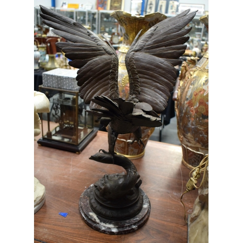 902 - A LARGE ANTIQUE BRONZE AND MARBLE EAGLE. 75 cm x 40 cm.