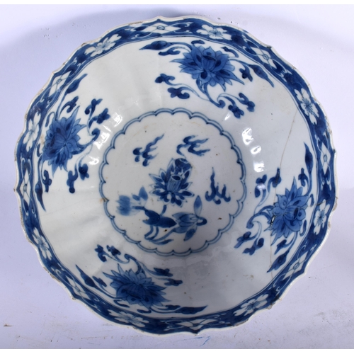 92 - A 17TH CENTURY CHINESE BLUE AND WHITE BARBED PORCELAIN BOWL Kangxi, bearing extremely rare 'manifest... 