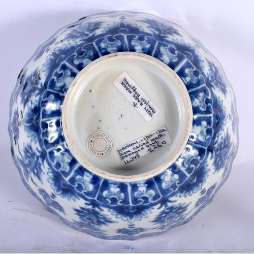 92 - A 17TH CENTURY CHINESE BLUE AND WHITE BARBED PORCELAIN BOWL Kangxi, bearing extremely rare 'manifest... 