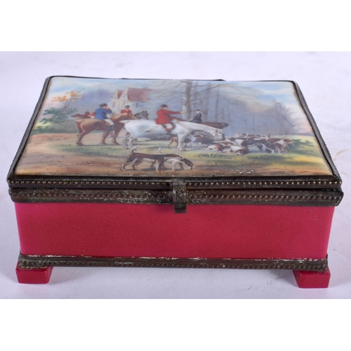 97 - AN EARLY 20TH CENTURY CONTINENTAL PORCELAIN EQUESTRIAN BOX painted with a fox hunting scene. 11 cm x... 