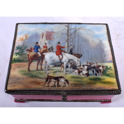 97 - AN EARLY 20TH CENTURY CONTINENTAL PORCELAIN EQUESTRIAN BOX painted with a fox hunting scene. 11 cm x... 