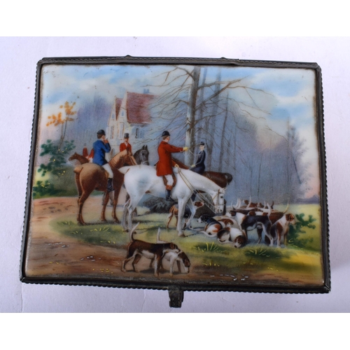 97 - AN EARLY 20TH CENTURY CONTINENTAL PORCELAIN EQUESTRIAN BOX painted with a fox hunting scene. 11 cm x... 