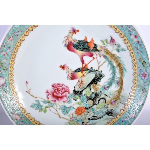 98 - A LARGE EARLY 20TH CENTURY CHINESE FAMILLE ROSE PORCELAIN DISH Late Qing/Republic. 29 cm diameter.