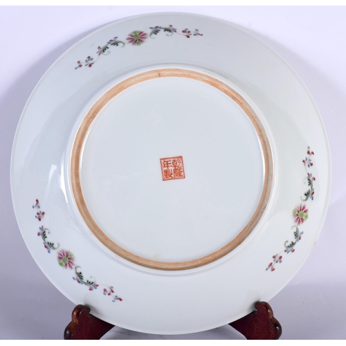 98 - A LARGE EARLY 20TH CENTURY CHINESE FAMILLE ROSE PORCELAIN DISH Late Qing/Republic. 29 cm diameter.