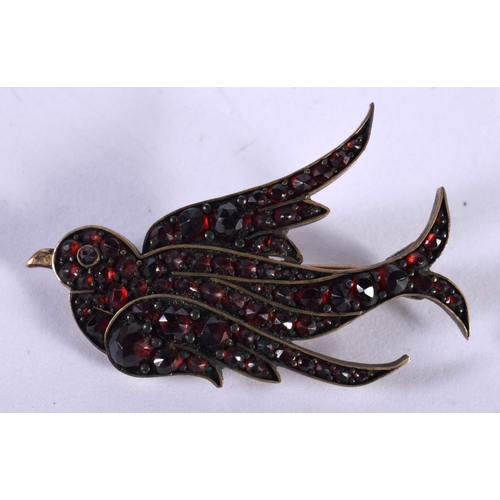 1447 - A Victorian Garnet encrusted Bird Brooch.  4cm x 2.3cm, weight 4.37g