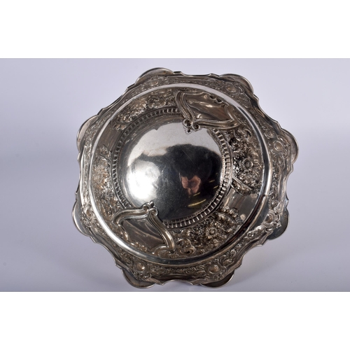 1455 - A LARGE VICTORIAN SILVER MONTEITH BOWL. London 1892. 935 grams. 17.5 cm x 25 cm.