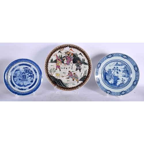 2009 - TWO 18TH CENTURY CHINESE EXPORT BLUE AND WHITE PLATES together with a crackle glazed plate. Largest ... 