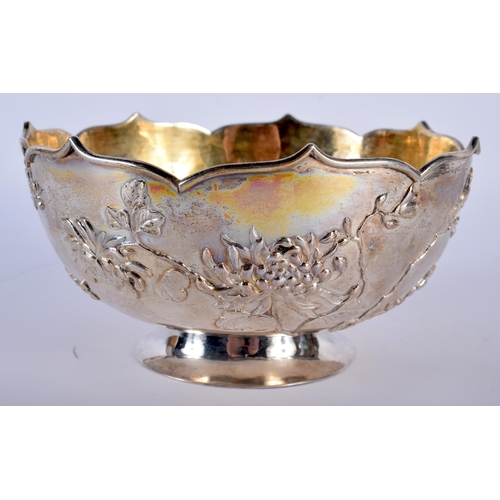 2534 - A LATE 19TH CENTURY CHINESE EXPORT SCALLOPED SILVER BOWL decorative with birds and foliage. 388 gram... 