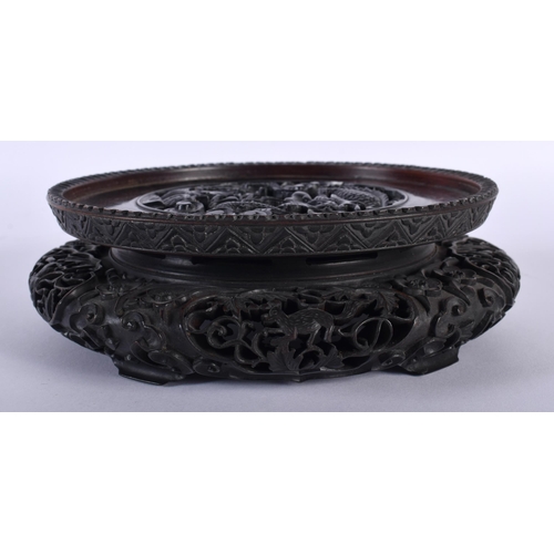 2561 - A FINE 18TH/19TH CENTURY CHINESE CARVED HARDWOOD STAND Qing. 18.5 cm wide, internal width 16 cm.