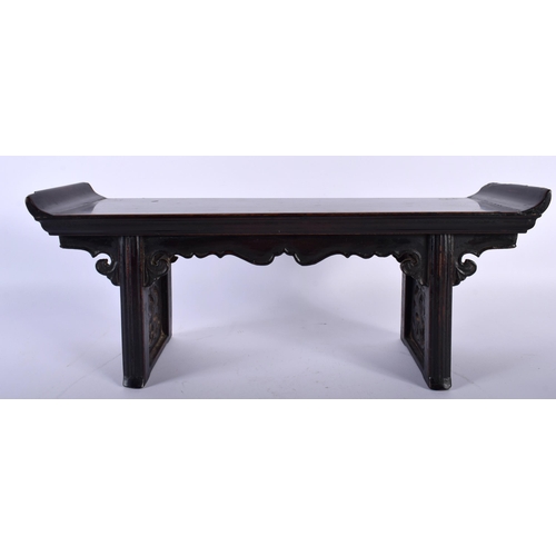 2562 - A 17TH/18TH CENTURY CHINESE CARVED HARDWOOD SCHOLARS TABLE Ming/Qing. 40 cm x 15 cm.