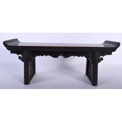 2562 - A 17TH/18TH CENTURY CHINESE CARVED HARDWOOD SCHOLARS TABLE Ming/Qing. 40 cm x 15 cm.