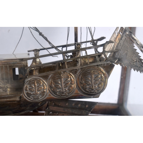 2830 - AN UNUSUALLY LARGE 19TH CENTURY CHINESE EXPORT SILVER GUN BOAT within original case. 30 cm x 12 cm.