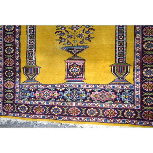 3022 - A Persian rug 188 x 117 cm.