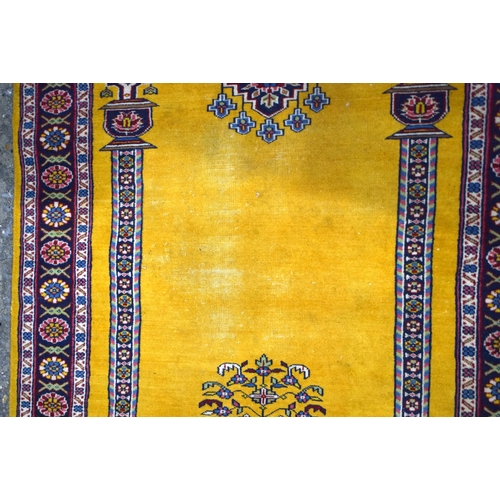 3022 - A Persian rug 188 x 117 cm.