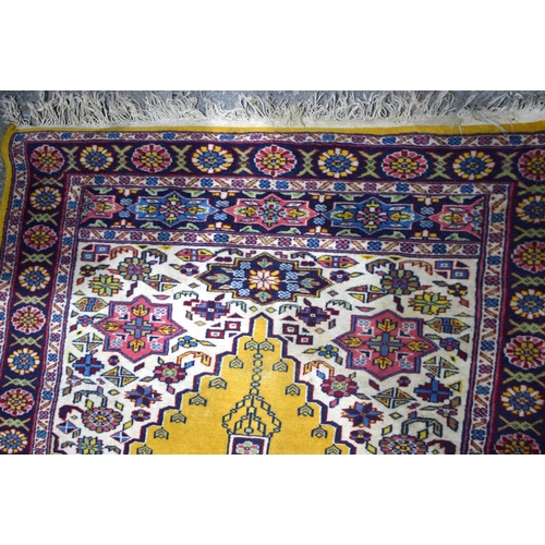 3022 - A Persian rug 188 x 117 cm.