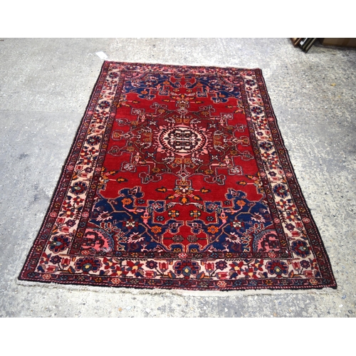 3024 - A Persian rug 185 x 127 cm.