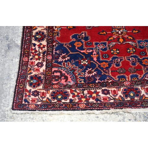 3024 - A Persian rug 185 x 127 cm.